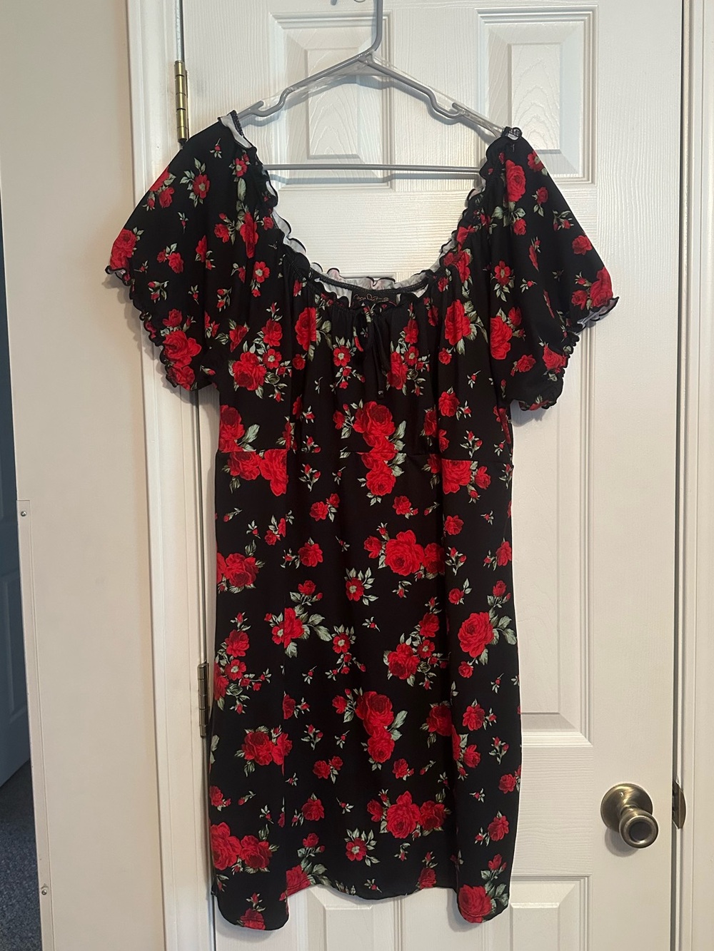 Black Floral on or off-Shoulder Women’s Dress with Red Rose Print size 2XL